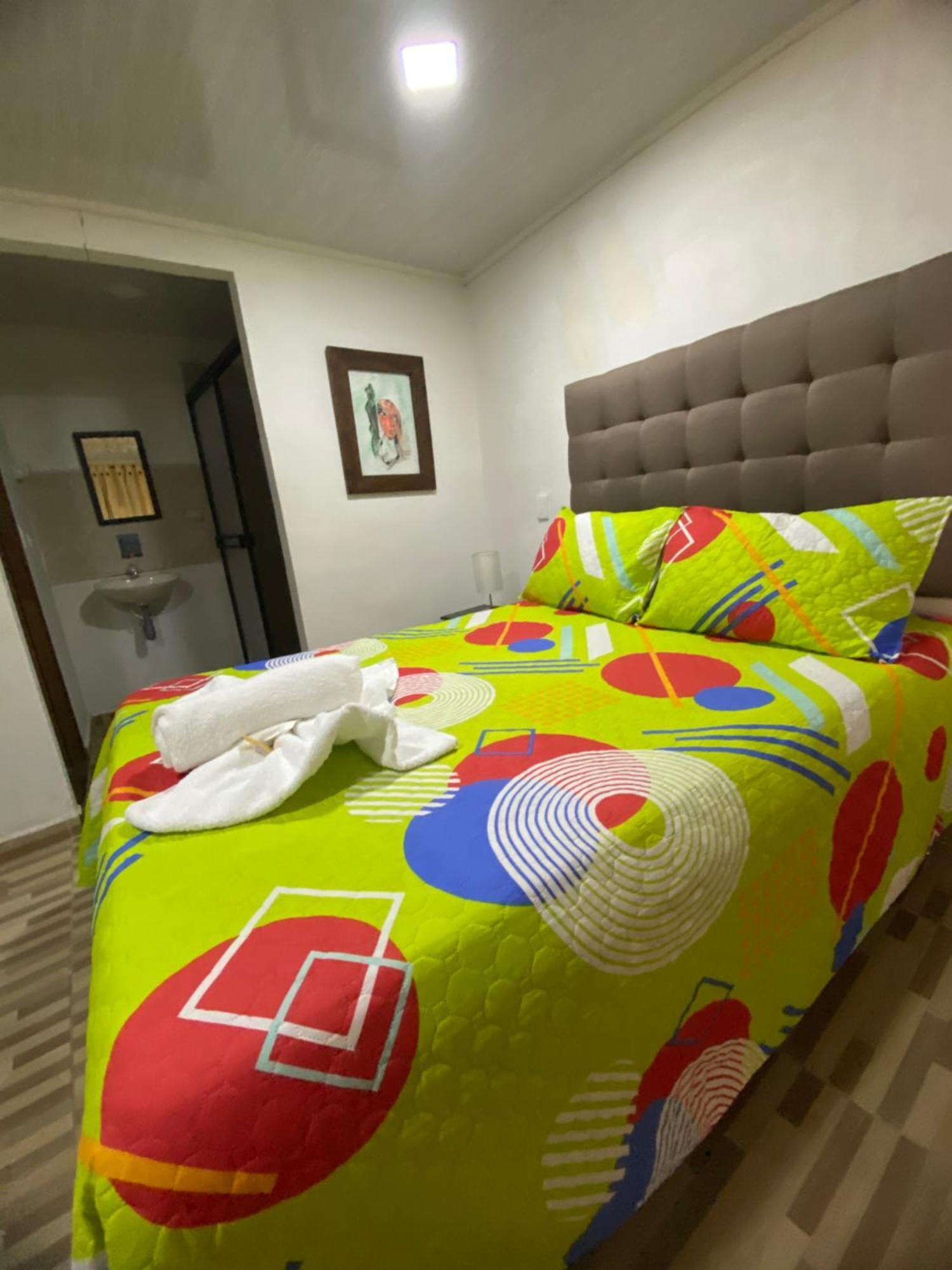 Oak Tree House Guest House Guatape Bagian luar foto