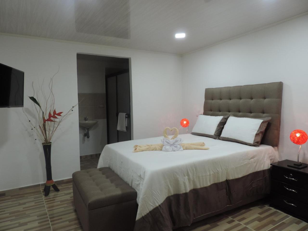 Oak Tree House Guest House Guatape Bagian luar foto